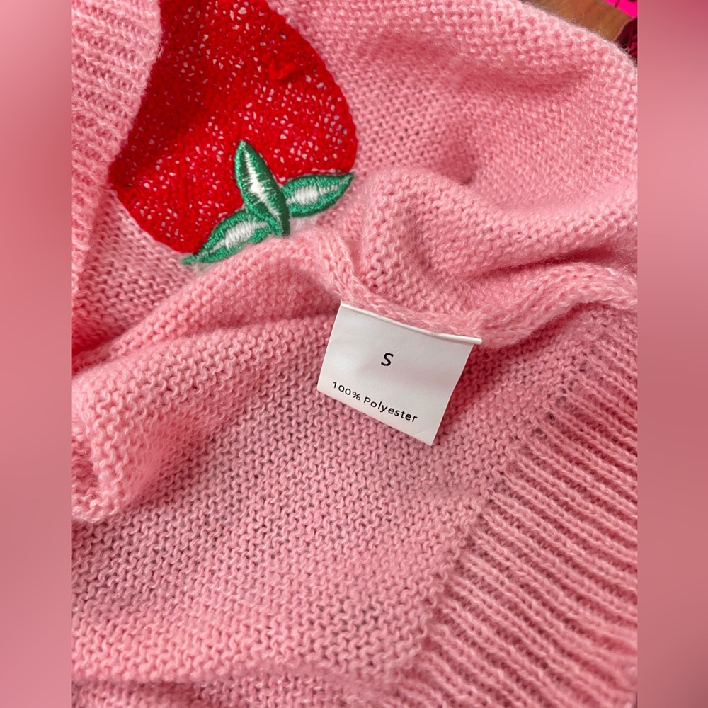 🎀🍓 Pink Knit Whimsical Strawberry Flounce Sleeve Sweater 🍓🎀 NWT - Picture 10 of 10